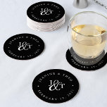 Dessous-de-verre Rond En Papier Monogramme Mariage noir et blanc<br><div class="desc">Des dessous de verre noirs solides pour votre heure de cocktail mariage ou la réception présentent vos initiales travaillées dans un monogramme, jointes par un ornement de script décoratif. Vos noms et votre date de mariage apparaissent en lettres blanches, courbées autour de l'extérieur. Conçu pour coordonner avec notre collection de...</div>