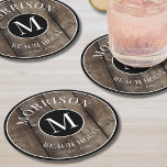 Dessous-de-verre Rond En Papier Monogramme Nom de famille initial Rustic Wood<br><div class="desc">Ces dessous de verre rustiques sont l'ajout parfait à votre maison de plage familiale, maison de lac, ou pour des réunions comme des fêtes et des réunions de famille. Ils sont dotés d'un monogramme initial audacieux au centre, avec votre nom de famille élégamment affiché en haut. Le bas indique "Beach...</div>