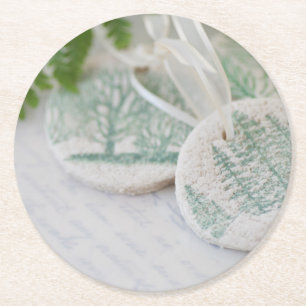 Dessous-de-verre Rond En Papier Ornements d'arbre à pâte salée sur lettres vintage