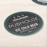 Dessous-de-verre Rond En Papier Panneau Chalkboard Personnalisé Couple Pubhouse<br><div class="desc">Arrière - plan de tableau vert et tableau noir entourent la plaque d'affichage graphique avec texte customisé pour le couple heureux. Personnalisez les initiales et le nom de famille,  ainsi que la date établie pour un cadeau unique de mariage ou d'anniversaire.</div>