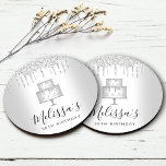 Dessous-de-verre Rond En Papier Parties scintillant de gâteau argent goutte à gout<br><div class="desc">Détendez-vous avec votre boisson préférée et protégez vos meubles avec ces dessous de verre en papier de marque simples, modernes, girly et élégants. Un gâteau à 2 couches, chic, argenté, une typographie de scénario élégante et des gouttes de parties scintillant superposent un arrière - plan à l'ombre argent faux métallique....</div>