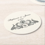 Dessous-de-verre Rond En Papier Peacocks vintages Monogram Ivory BG<br><div class="desc">Peacocks vintages avec Monogramme - Couleur Arrière - plan ivoire Invitations personnalisables et accessoires avec une image stylisée vintage d'un Peacocks avec Monogramme. Vous pouvez facilement modifier ces produits en ajoutant des champs de texte, en supprimant des champs de texte existants, en modifiant des images de conception ou en ajoutant...</div>