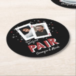 Dessous-de-verre Rond En Papier Perfect Pair Casino Theme Couples Photo<br><div class="desc">Parfait pour les amateurs de poker ou de soirée casino, les dîners de répétition, les douches en couple ou les mariages, nos dessous de verre personnalisés sur le thème du casino disposent d'une paire de cartes à jouer avec les photos et initiales du couple, et "la paire parfaite" dans le...</div>