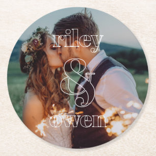 Dessous-de-verre Rond En Papier Photo de mariage moderne avec monogramme du couple