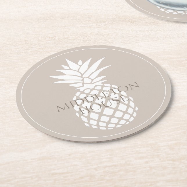 Dessous-de-verre Rond En Papier Preppy White Pineapple on Beige Personalized (Incliné)