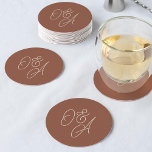 Dessous-de-verre Rond En Papier Rouille | Mariage de monogramme de script surdimen<br><div class="desc">Un beau dessous de verre mariage à base de typographie avec vos initiales en couleur beige sablonneux en écriture surdimensionnée sur une rouille en terre cuite</div>