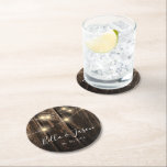 Dessous-de-verre Rond En Papier Rustic Grange Chaîne de bois éclaire la fête de ma<br><div class="desc">Dessous de verre en papier rond rustique à cordes en bois de la grange. Le design a un arrière - plan en faux bois avec des lampes à cordes et de l'espace pour ajouter les noms de la mariée et du marié et la date du mariage. Parfait ajout pour une...</div>