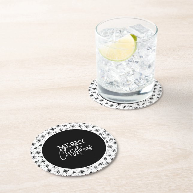 Dessous-de-verre Rond En Papier Script Joyeux Noël Flocons de neige noirs  (En situation)