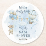 Dessous-de-verre Rond En Papier Teddy Bear Balloons Garçon Bearly Wait Baby shower<br><div class="desc">Design Baby shower mignon avec un ours en peluche avec un arc-en-cravate bleu accroché à un tas de ballons d'un côté avec une ballons portant un bouquet floral sur le côté droit. Des drapeaux de brassage sont accrochés entre les deux ballons. Des nuages et des étoiles sur un arrière -...</div>