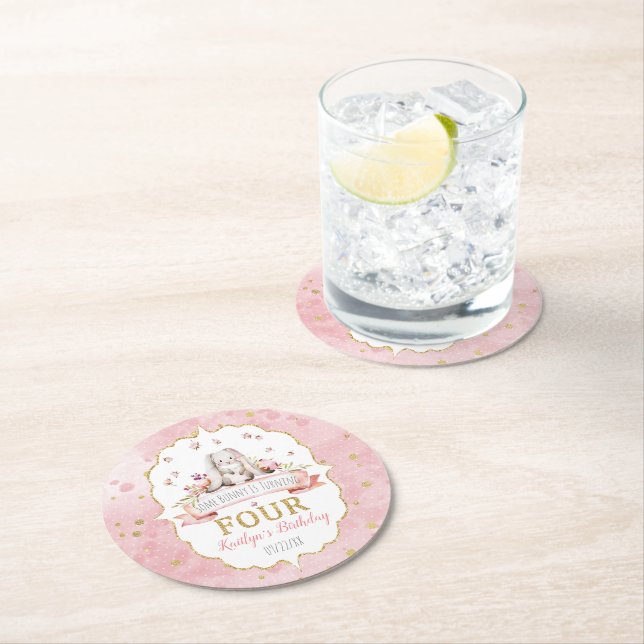 Dessous-de-verre Rond En Papier Un lapin atteint quatre ans (En situation)