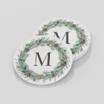 Dessous-de-verre Rond En Papier Verdure hivernale rustique Monogramme Première cou<br><div class="desc">Elégant design de dessous de verre de boisson ronde avec un chic rustique arrière - plan de grains de bois blanc avec une couronne de verdure d'hiver aquarelle encadrant une famille / nom de famille monogramme initial.</div>