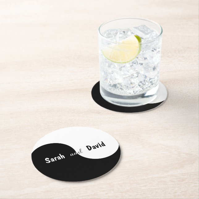 Dessous-de-verre Rond En Papier Yin Yang Wedding Simple Black White Bride & Groom  (En situation)