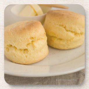 Dessous-de-verre Scone simple avec du beurre du plat