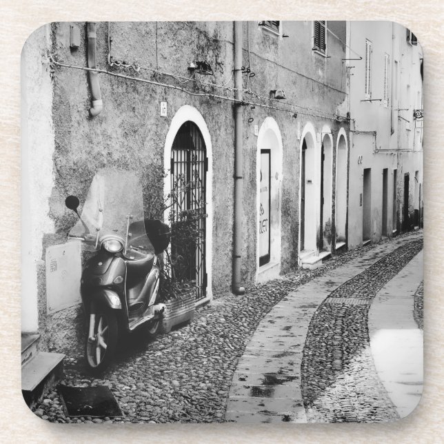 Dessous-de-verre Scooter in a street in Italy in black and white (Devant)
