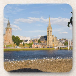 Dessous-de-verre Skyline et rivière de la ville pittoresque d'Inve