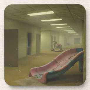 Dessous-de-verre Terrain de jeu liminal abandonné Arrière-salle i