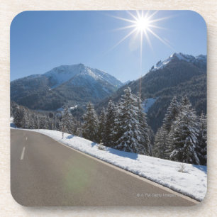 Dessous-de-verre Thrugh vide idyllique de route un paysage d'hiver,