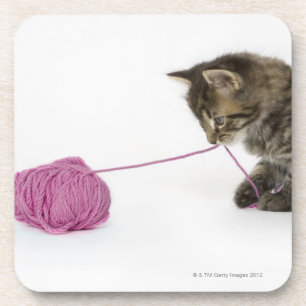 Dessous-de-verre Un jeune chaton tigré jouant avec une boule de