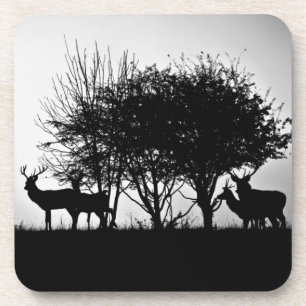 Dessous-de-verre Une image de quelques cerfs communs dans la brume