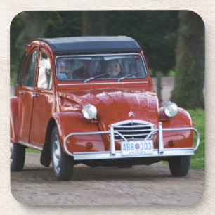 Dessous-de-verre Une vieille voiture rouge Citroen 2CV avec une fem
