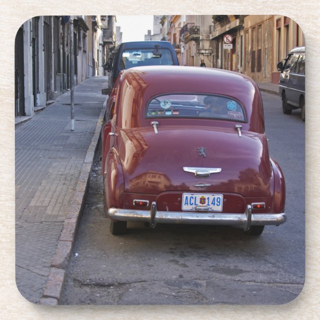 Dessous-de-verre Une vieille voiture rouge classique Peugeot garée  (Devant)