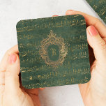 Dessous-de-verre Vintage Monogram Crest Music Manuscrit Vert Or<br><div class="desc">Cet élégant design vintage présente un manuscrit manuscrit manuscrit manuscrit en feuille de couleur or sur un arrière - plan émeraude foncé et or en détresse. Personnalisez-le avec votre monogramme initial en police gothique,  décliné par un cadre orné d'antiquité en crête dorée.</div>
