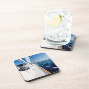 Dessous-de-verre voilier surfant sur la mer