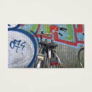 Deux bicyclettes et carte photo de mur de graffiti