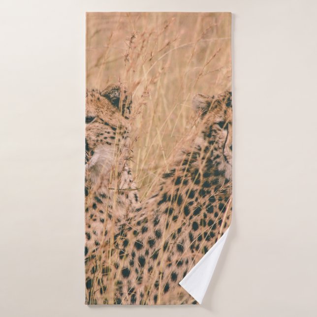 DEUX CHEETAH S'ASSEOIR SUR LE CHAMP LE JOUR (Serviette de bain)