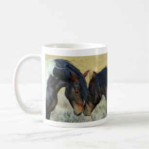 Deux Chevaux Sauvages Touchant Le Nez Mug