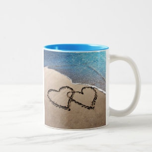 Deux Coeurs Dans La Mug De Sable
