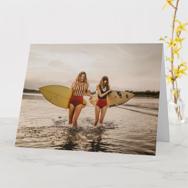 deux femmes avec carte de voeux surfboard (Fleur jaune)