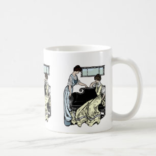 Deux femmes en robe longue Mug café