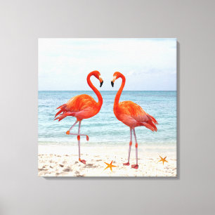 Deux flamants roses vibrants sur la toile de plage