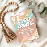 Deux invitations d'anniversaire Groovy Daisy<br><div class="desc">Célébrez la journée spéciale de vos petits avec cette invitation d'anniversaire "Two Groovy" inspirée des années rétro ! Avec ses rayures ondulées pastel, ses marguerites joyeuses, ses cœurs, ses étoiles, ses papillons et sa fleur signe de paix, ce design capture l'esprit amusant des années 70 avec une touche moderne. Parfait...</div>