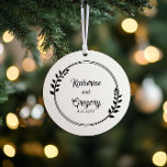Deux noms de couronne | Mariage Date Photo Keepsak<br><div class="desc">Conception simple et élégante de la feuille et de la vigne avec les noms du couple et date mariage sur le devant avec photo sur le dos.</div>