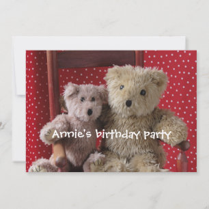 deux nounours sur invitation d'une chaise rouge