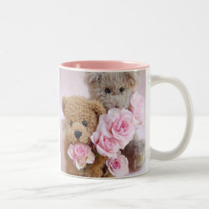 deux nounours tenant de la tasse à café rose