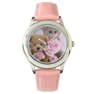 deux nounours tenant la montre d'une fille rose