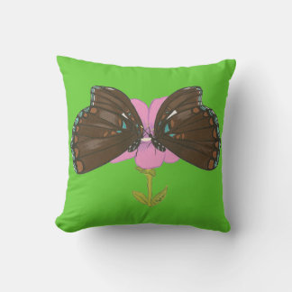 Deux papillons Brown sur Coussins de fleurs roses