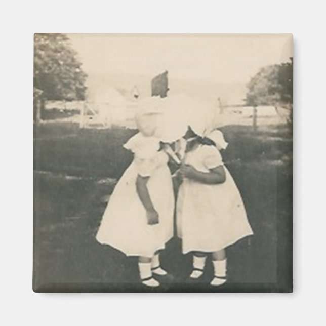 deux petites filles embrasser aimant (Devant)