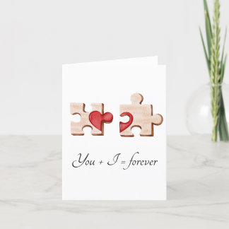 deux pièces de puzzle assorties avec une carte à c