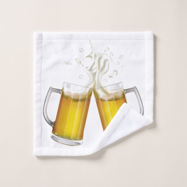 Deux tasses avec une bière légère. (Gant de toilette)