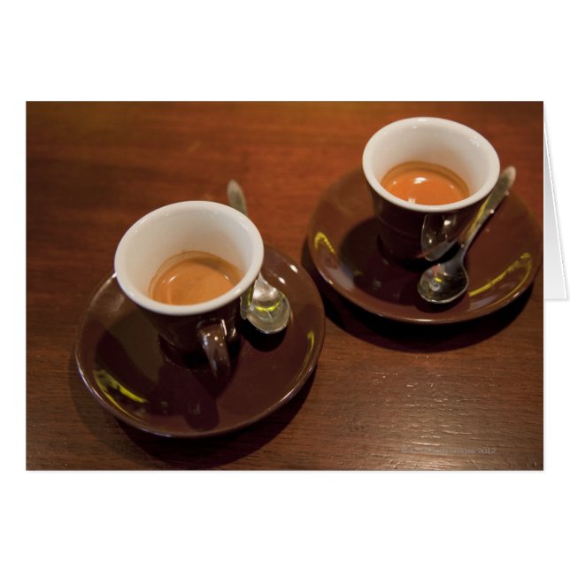 deux tasses de café expresso fraîchement moulé sur (Devant horizontal)