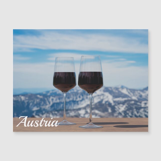 Deux verres de vin rouge contre les montagnes (Devant)