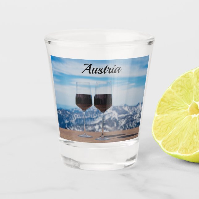 Deux verres de vin rouge contre les montagnes (Devant)