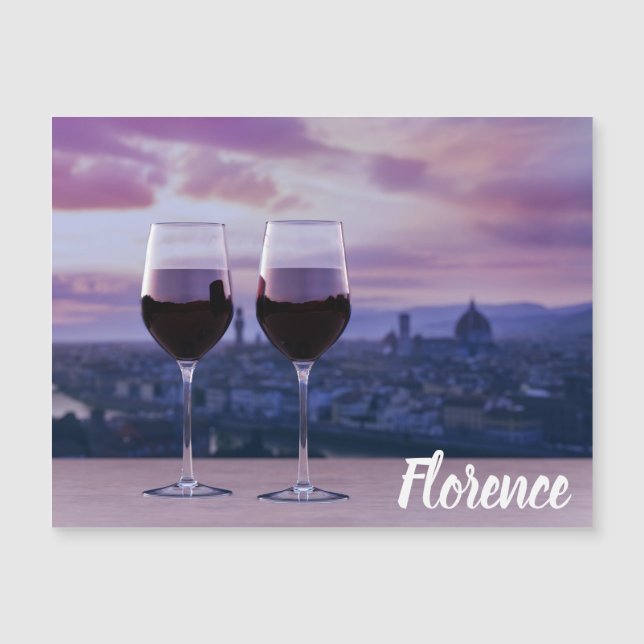 Deux verres de vin rouge sur la ligne d'horizon de (Devant)