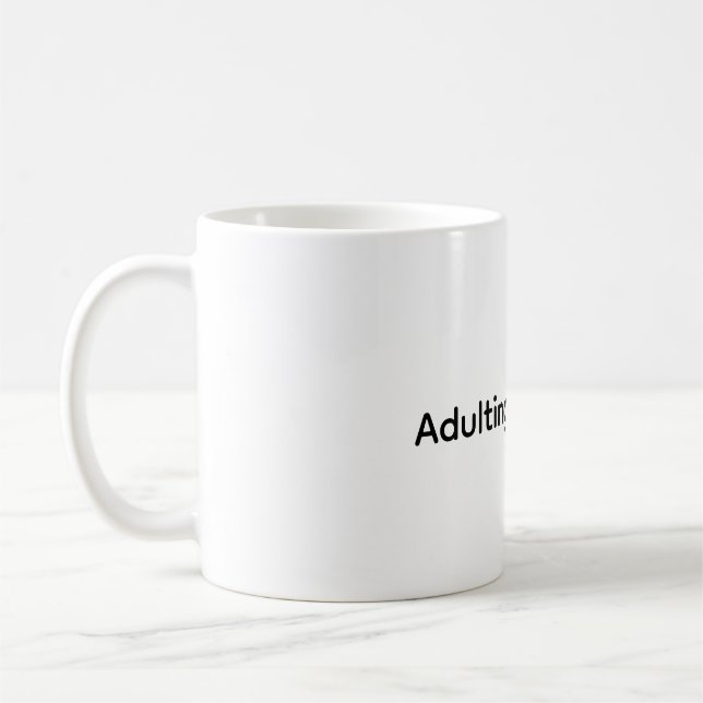Devenir adulte est une arnaque mug café drôle (Gauche)