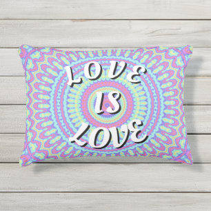D'extérieur L'amour est l'amour Coussin de Pride extérieur