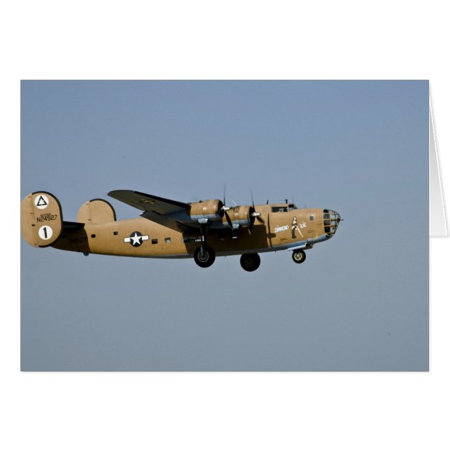 Diamond Lil B-24 Bombardier, atterrissant à Oshkos (Devant horizontal)